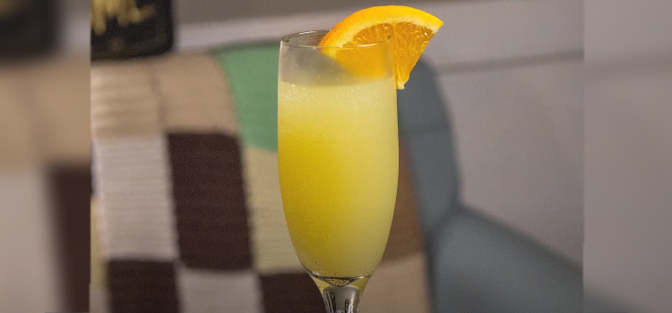 fuzzy navel cocktail drink garnished with slice of orange