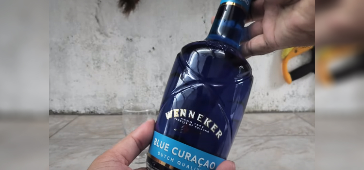 hand holding Wenneker Blue Curacao