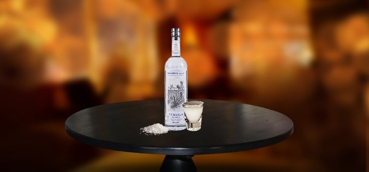 Siembra Azul Blanco with glass and a salt